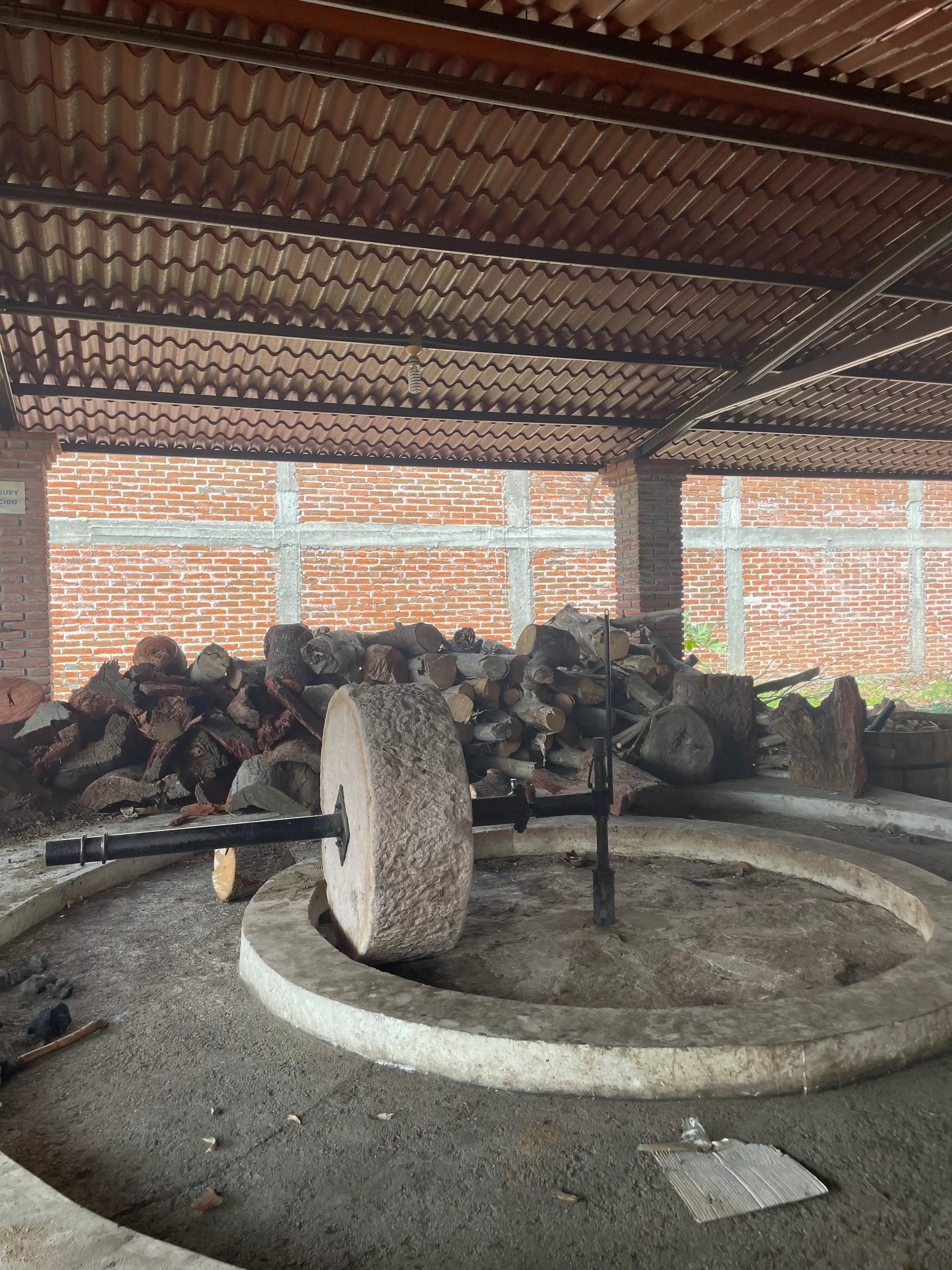 Tahona de piedra en el palenque de Ejutla de Crespo, Oaxaca