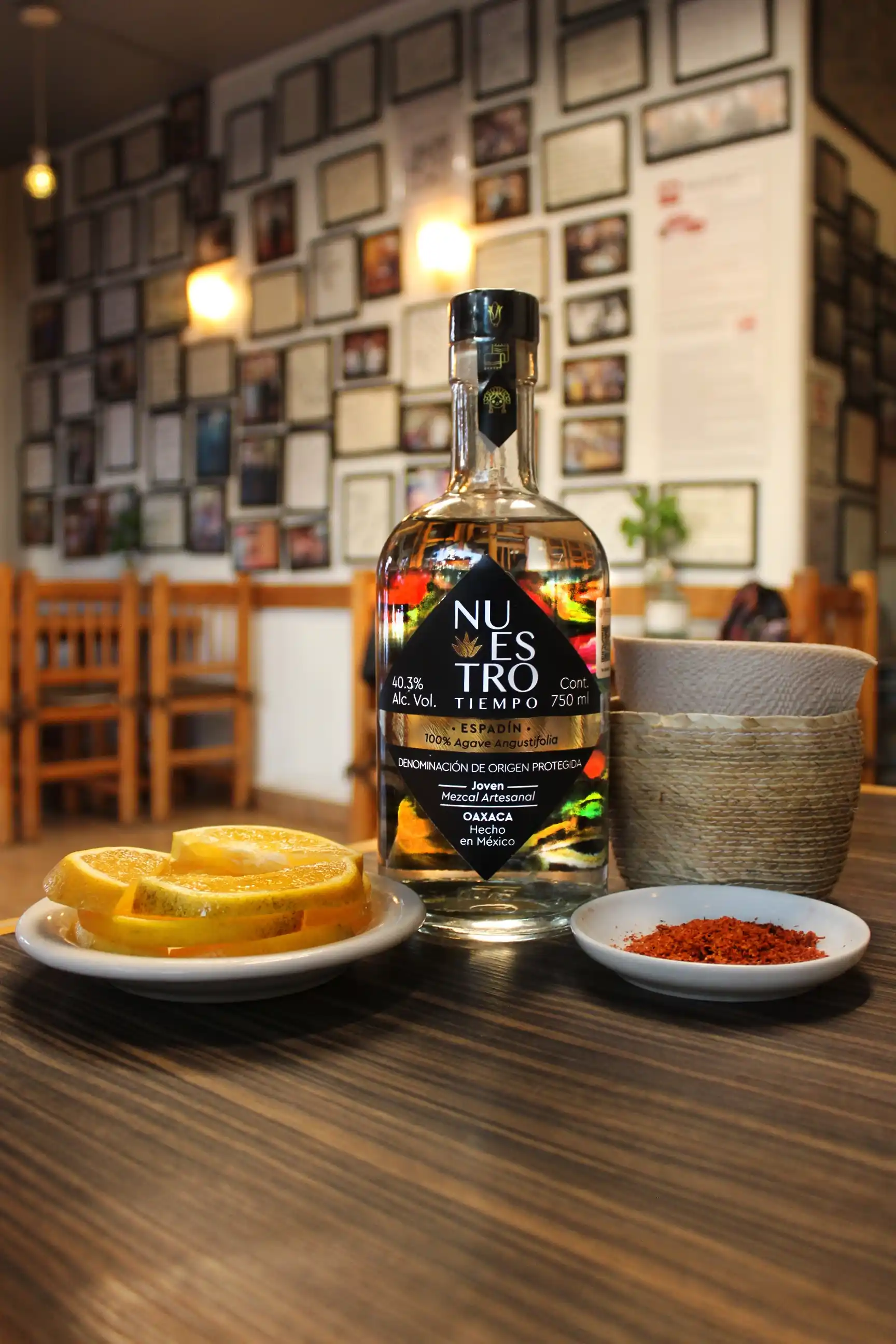 Mezcal Nuestro Tiempo en mezcalería de Oaxaca